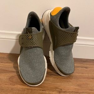 Nike sock dart sneaker//Nike Running